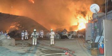 Geri dönüşüm tesisindeki yangın 30 işletmeye ziyan verdi