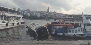 İETT otobüsü Eminönü’nde denize düştü