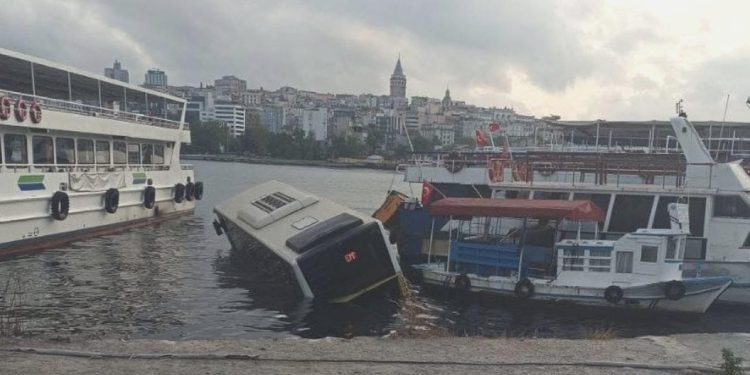 İETT otobüsü Eminönü’nde denize düştü