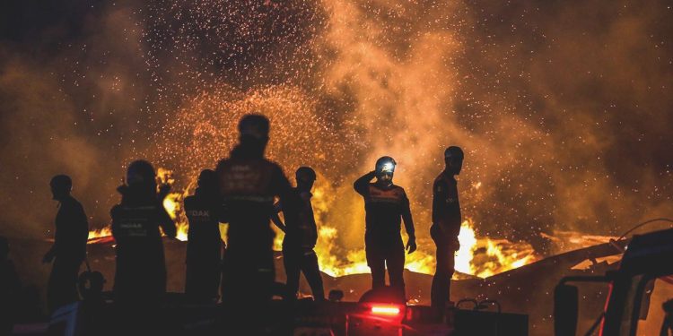 İnegöl Organize Sanayi Bölgesi’nde büyük yangın: Alevler 10 fabrikaya sıçradı