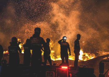 İnegöl sanayi bölgesindeki yangın denetim altına alındı! 10 fabrika yandı