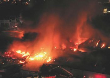 İnegöl’de iplik fabrikasında büyük yangın! 4 yaralı var, müdahale sürüyor