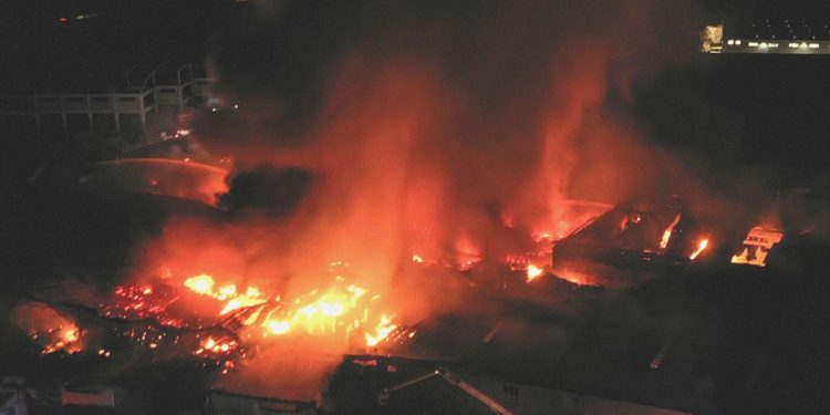 İnegöl’de iplik fabrikasında büyük yangın! 4 yaralı var, müdahale sürüyor