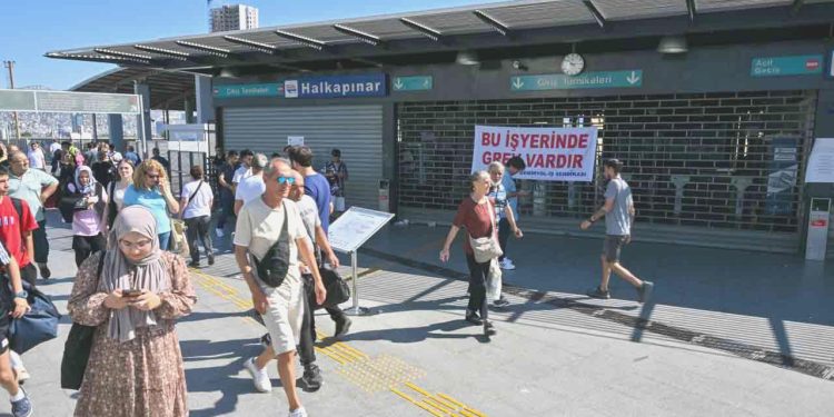 İzmir’de grev ikinci gününde