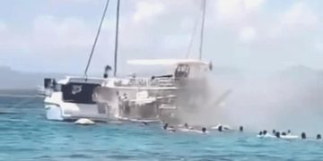 İzmir’de korkutan anlar: Teknede yangın çıktı, yolcular suya atlayarak kurtuldu