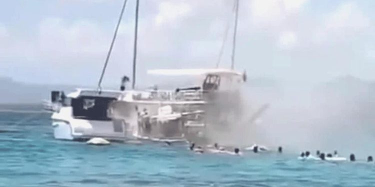 İzmir’de korkutan anlar: Teknede yangın çıktı, yolcular suya atlayarak kurtuldu