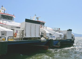 İzmir’de yolcu gemisi karaya çarptı