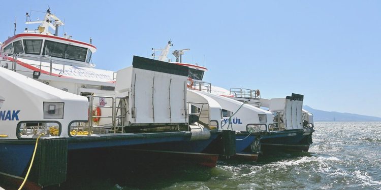 İzmir’de yolcu gemisi karaya çarptı