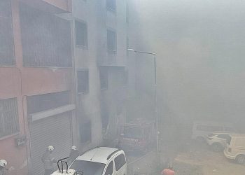 İzmir’deki yangında çanta imalathanesi küle döndü