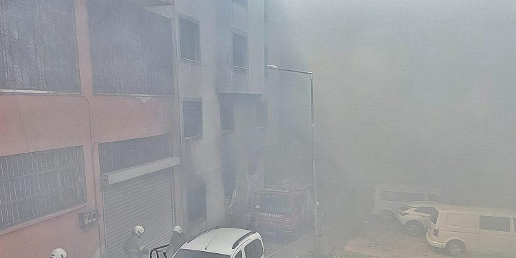 İzmir’deki yangında çanta imalathanesi küle döndü