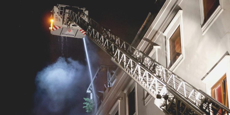 Kadıköy’de yangından kurtulmak için binanın 3. katından atlayan bayan hayatını kaybetti