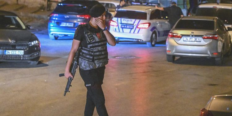 Kağıthane’de silahlı çatışma! 1 polis şehit, 1 saldırgan meyyit ele geçirildi