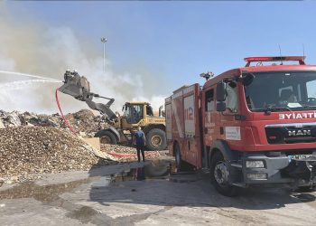 Kahramanmaraş’ta geri dönüşüm fabrikasında yangın çıktı