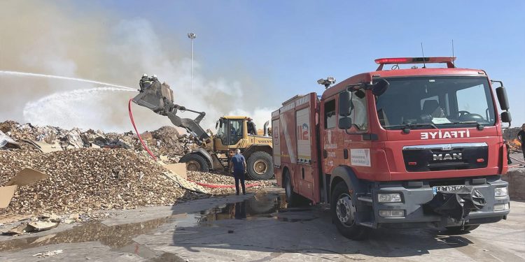 Kahramanmaraş’ta geri dönüşüm fabrikasında yangın çıktı