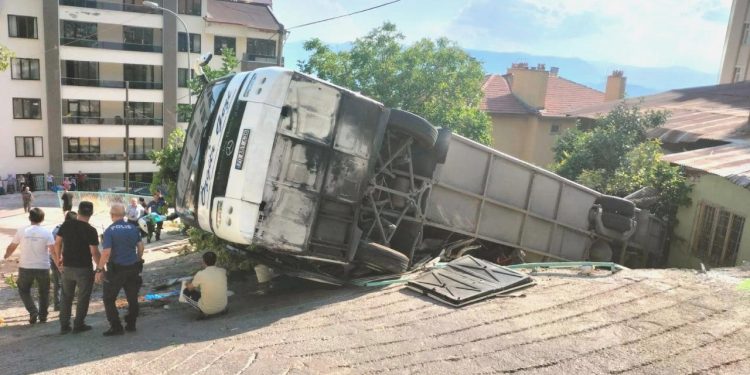 Karaman’da cins otobüsü devrildi, 3’ü ağır 26 kişi yaralandı