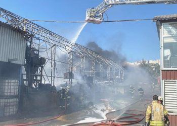 Kocaeli’de boya fabrikasında yangın