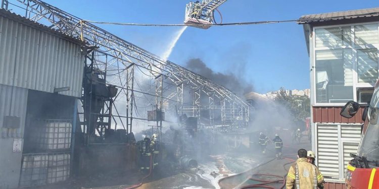 Kocaeli’de boya fabrikasında yangın