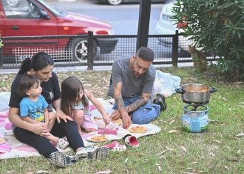 Konut sahibi kiraya 3,5 kat artırım istedi; iki çocuklu aile 10 gündür parkta