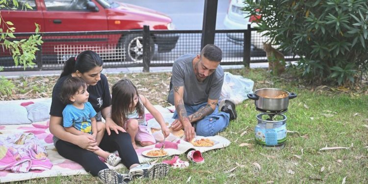 Konut sahibi kiraya 3,5 kat artırım istedi; iki çocuklu aile 10 gündür parkta