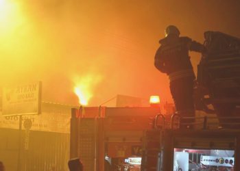 Manisa’da sanayi sitesinde yangın: İki işyeri hasar aldı