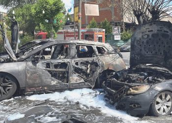 Oto endüstride yangın çıktı, beş araç hasar gördü