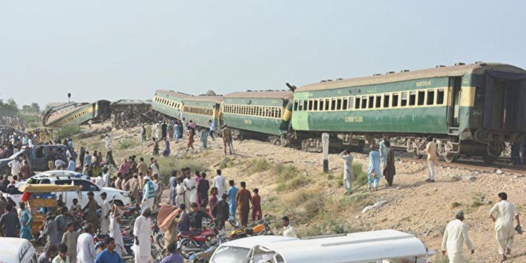 Pakistan’da yolcu treninin raydan çıktığı kazada 30 meyyit