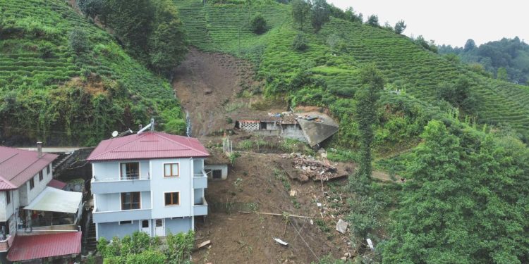Rize’de şiddetli yağış nedeniyle 11 mesken boşaltıldı