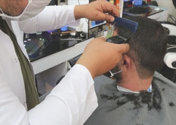 Rus ve Ukraynalılar ‘kaçak’ berberliğe başlamış: 43 dolara saç tıraşı