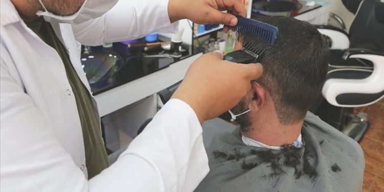 Rus ve Ukraynalılar ‘kaçak’ berberliğe başlamış: 43 dolara saç tıraşı