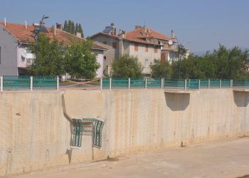 Seyir balkonu çöktü, iki kişi yaralandı