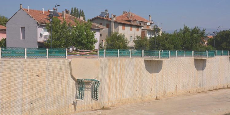 Seyir balkonu çöktü, iki kişi yaralandı