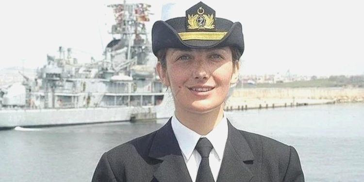 TSK’da bir ilk! Amiralliğe terfi eden Gökçen Fırat tarihe geçti