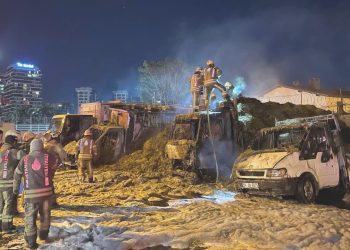 Veliefendi Hipodromu önünde araçlar yandı; kundaklama kuşkusu var