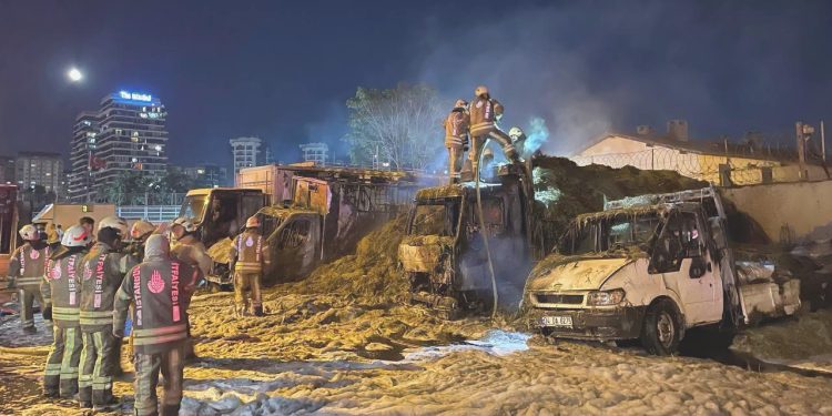 Veliefendi Hipodromu önünde araçlar yandı; kundaklama kuşkusu var