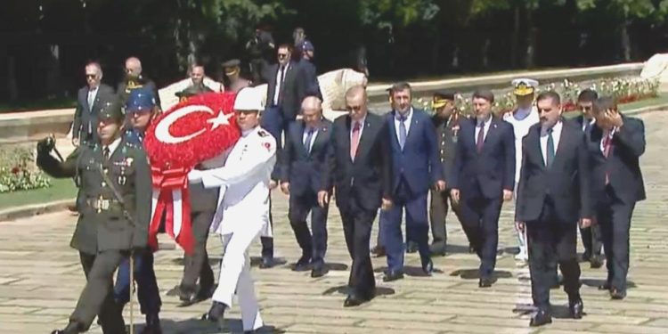 YAŞ üyeleri Anıtkabir’i ziyaret etti