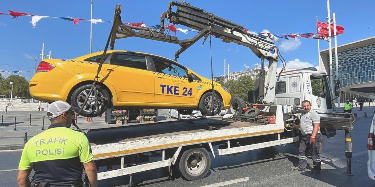 Yolcu seçen iki taksiciye 8 bin 128 lira ceza