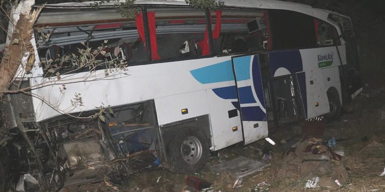 Yozgat’ta yolcu otobüsü uçuruma yuvarlandı