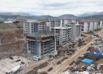 Zelzele bölgesinde 180 bin konutun imali sürüyor