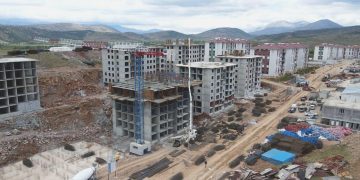 Zelzele bölgesinde 180 bin konutun imali sürüyor