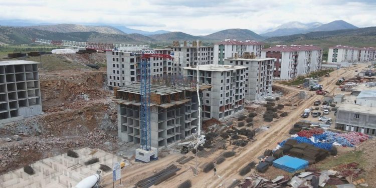Zelzele bölgesinde 180 bin konutun imali sürüyor