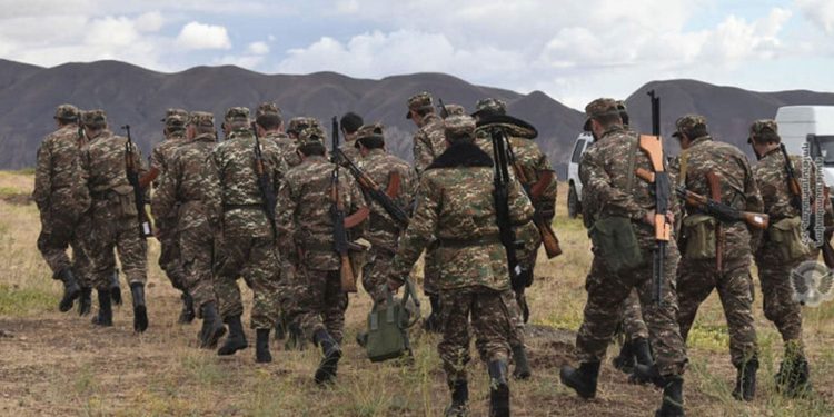 Azerbaycan sınıra asker yığıyor