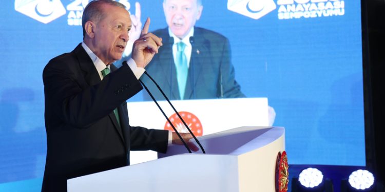 Erdoğan: Milletimizi hak ettiği anayasaya kavuşturma idealimizden kopmadık