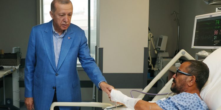 Cumhurbaşkanı Erdoğan’dan Ali Sabancı’ya tedavisinin sürdüğü Amerikan Hastanesi’nde geçmiş olsun ziyareti