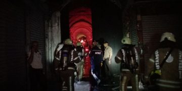 Kapalıçarşı’nın çatı kısmında yangın