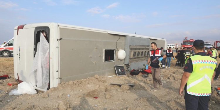 Amasya’da yolcu otobüsü devrildi: 6 meyyit 35 yaralı
