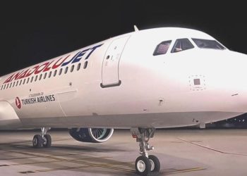 AnadoluJet uçağı iniş sonrası taksi yolu dışına çıktı