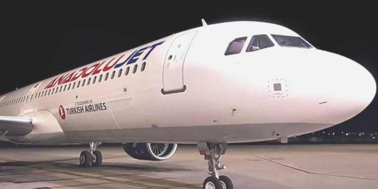 AnadoluJet uçağı iniş sonrası taksi yolu dışına çıktı