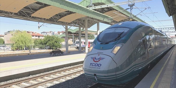 Ankara-İzmir YHT sınırı bir yıl erken bitirilecek