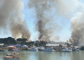 Antalya’da ormanda çıkan yangın teknelere sıçradı