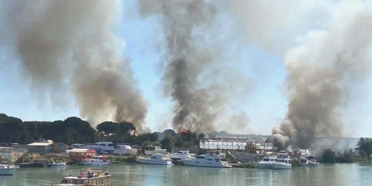 Antalya’da ormanda çıkan yangın teknelere sıçradı